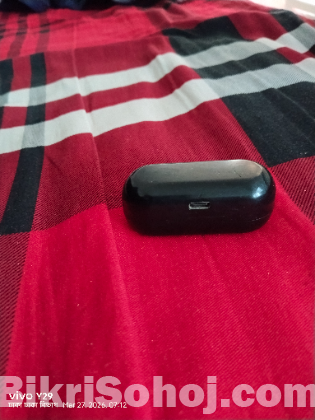 ব্লুটুথ হেডফোন।